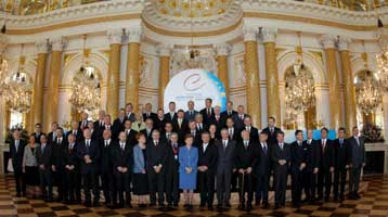 Η Δύση πρέπει να στηρίξει τις μεταρρυθμίσεις στην Αν.Ευρώπη, τονίζει ο Κβασνιέφσκι