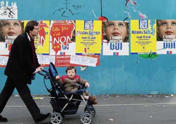 Προβάδισμα του «όχι» στο Ευρωσύνταγμα δείχνουν νέες δημοσκοπήσεις στη Γαλλία