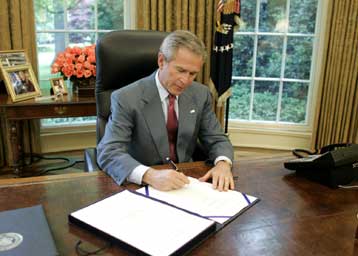 Εν γνώσει των ΗΠΑ οι πετρελαϊκές «συναλλαγές» του Σαντάμ, υποστηρίζει το Κογκρέσο