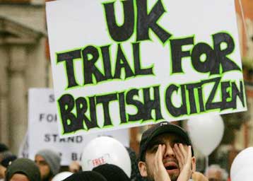 Διχάζει το «πράσινο φως» έκδοσης Βρετανού υπήκοου στις ΗΠΑ για τρομοκρατία