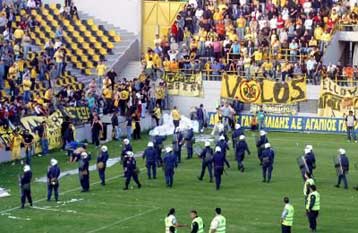 Βαρύ το κατηγορητήριο του Αρη για τα έκτροπα στο «Κλεάνθης Βικελίδης»