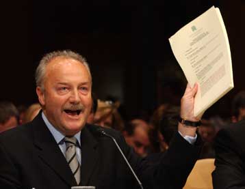 Αντικρούει τις καταγγελίες περί χρηματισμού ο Γκάλογουεϊ ενώπιον της Γερουσίας των ΗΠΑ