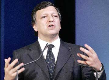 Έκκληση για την υπερψήφιση του Ευρωσυντάγματος απευθύνει στους Γάλλους η Κομισιόν