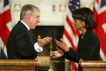 Κοινή η στάση ΗΠΑ-Βρετανίας έναντι του Ιράν, βεβαιώνουν Κοντολίζα Ράις και Τζακ Στρο