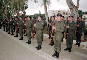 Την πρόσληψη 5.800 Επαγγελματιών Οπλιτών ανακοίνωσε το ΥΠΕΘΑ