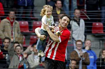 Την απόκτηση του Φαν Μπόμελ για 3 χρόνια ανακοίνωσε η Μπαρτσελόνα