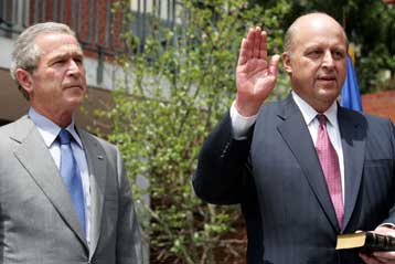 Ο Μπους ξεκαθαρίζει ποιος θα είναι το νέο «αφεντικό» των μυστικών υπηρεσιών