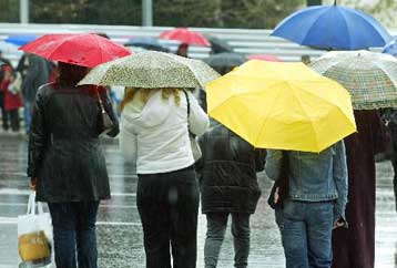 Τοπικές βροχές και μικρή πτώση της θερμοκρασίας αναμένονται την Πέμπτη