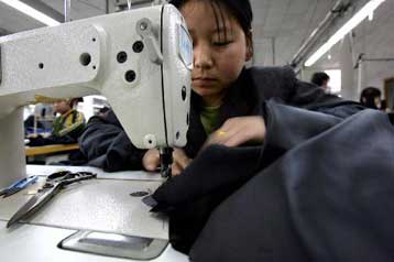 Η Κίνα αυξάνει τους δασμούς εξαγωγών σε 74 κατηγορίες υφαντουργικών προϊόντων