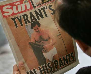 Ημίγυμνες φωτογραφίες του Σαντάμ Χουσεΐν από τη φυλακή δημοσιεύει η βρετανική Sun