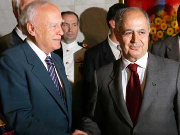 Πρόσκληση Αχμέτ Σεζέρ προς τον Κάρολο Παπούλια να επισκεφθεί την Τουρκία