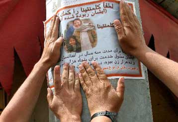 Συνεχίζονται οι προσπάθειες για την απελευθέρωση της Ιταλίδας ομήρου, δηλώνει ο Καρζάι