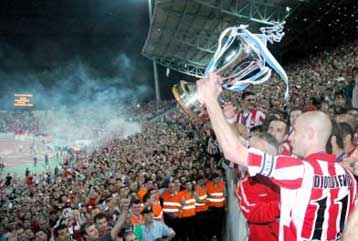 Ο Ολυμπιακός άξιζε το τρόπαιο, λέει ο Χατζάρας-Εύσημα Μπάγεβιτς στους παίκτες του