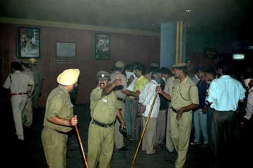 Ένας νεκρός και τουλάχιστον 50 τραυματίες από εκρήξεις σε κινηματογράφους της Ινδίας