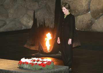 Αποδοκιμάστηκε από Ισραηλινούς και Παλαιστινίους η Λόρα Μπους