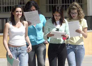Με τη Νεοελληνική Γλώσσα συνεχίστηκαν οι πανελλήνιες εξετάσεις