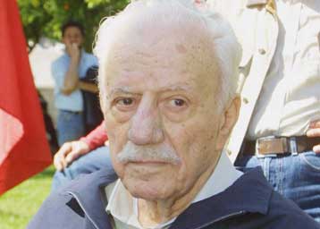 Σε λαϊκό προσκύνημα η σορός του Χαρίλαου Φλωράκη