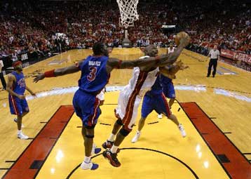 Το Ντιτρόιτ υποχρέωσε τους Χιτ στην πρώτη τους ήττα μέσα στα πλέι οφ