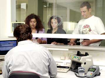 Πρόσθετο φόρο 1.771,5 ευρώ θα πληρώσουν στην Εφορία τα φυσικά πρόσωπα για το 2004