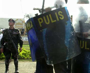 Στα χέρια τριών ενόπλων 14 επιβάτες λεωφορείου στις νότιες Φιλιππίνες