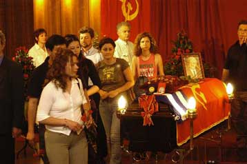 Σε ατμόσφαιρα συγκίνησης η πολιτική κηδεία του Χαρίλαου Φλωράκη