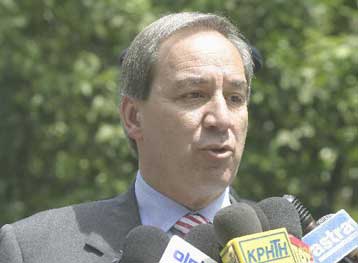 Πρωτοβουλία σύγκρουσης σε ΔΕΚΟ και τράπεζες αναλαμβάνει η κυβέρνηση