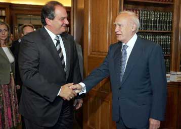 Για το ταξίδι του στις ΗΠΑ ενημέρωσε ο πρωθυπουργός τον Κ.Παπούλια