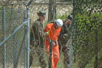Ευθύνη των ΗΠΑ για τις παραβιάσεις ανθρωπίνων δικαιωμάτων «βλέπει» η Διεθνής Αμνηστία