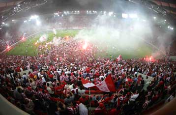 Αποθέωση για τους παίκτες του Ολυμπιακού στο γήπεδο Καραϊσκάκη