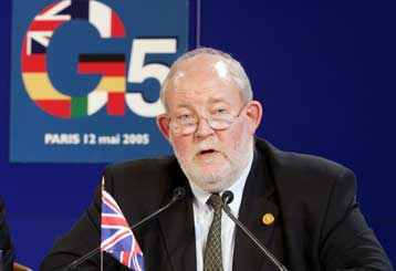 Το θέμα των νέων ταυτοτήτων επανέφερε στη Βουλή των Κοινοτήτων ο Μπλερ