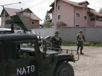 Mία ακόμα έφοδος στρατιωτών του ΝΑΤΟ στην οικία του Ράντοβαν Κάρατζιτς