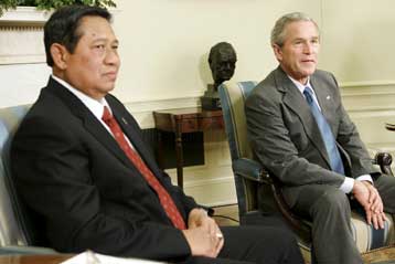 Αμερικανική βοήθεια 400 εκατ. δολαρίων στην Ινδονησία για τα θύματα του τσουνάμι