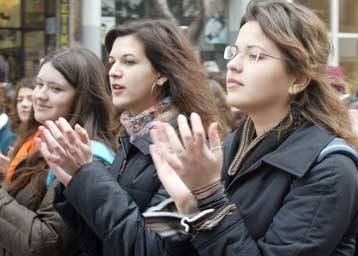 «Ναι» στο διαδίκτυο, αλλά και σε παραδοσιακές αξίες, από τη γενιά του 2000