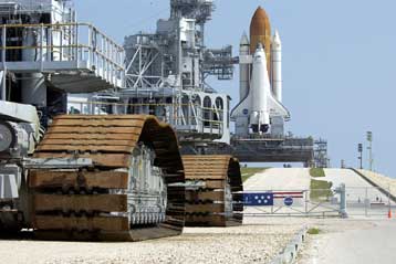 Το Discovery επιστρέφει στο κτίριο συναρμολόγησης για επισκευές