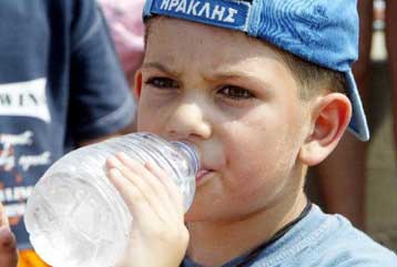 Παράνομη έκρινε το ΣτΕ τη διατίμηση στα εμφιαλωμένα νερά