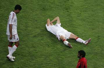 Ανώτερη η Μίλαν, λέει ο Μπερλουσκόνι-Πέταξε το τρόπαιο στα σκουπίδια, απαντούν τα ΜΜΕ