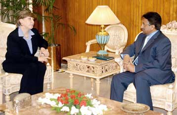 Πλήρη διαλεύκανση της υπόθεσης βεβήλωσης του Κορανίου ζητά από τις ΗΠΑ ο Μουσαράφ