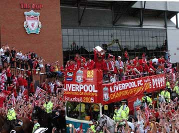 Κόκκινη λαοθάλασσα περίμενε στο Λίβερπουλ τους θριαμβευτές του Champions League
