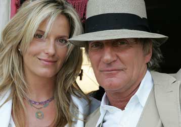 Πατέρας πρόκειται να γίνει για έβδομη φορά ο 60χρονος τραγουδιστής Ροντ Στιούαρτ