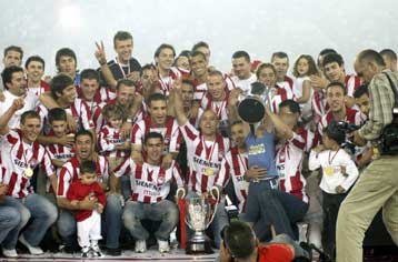 Αποθέωση των «ερυθρολεύκων» στη φιέστα για την απονομή του πρωταθλήματος