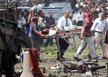 Τουλάχιστον 20 νεκροί από διπλή βομβιστική επίθεση στην Ινδονησία