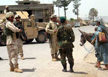 Δώδεκα πολίτες νεκροί στο Αφγανιστάν – Διαπραγματεύσεις με τους απαγωγείς της Καντόνι