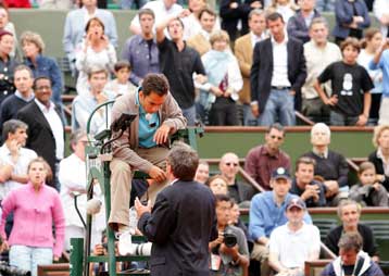 Βροχή και αποδοκιμασίες διέκοψαν το ματς του Γκροσζάν με τον Ναδάλ στο Rolland Garros