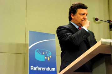 Η επικύρωση του Ευρωσυντάγματος πρέπει να συνεχιστεί, τονίζουν οι Βρυξέλλες