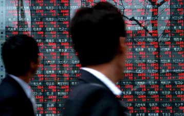 Πτώση του ευρώ έναντι του δολαρίου στη σκιά του γαλλικού «όχι» στο Ευρωσύνταγμα