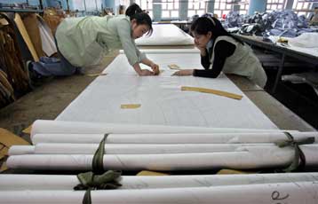 Στον ΠΟΕ προσέφυγε η Κομισιόν για τις εισαγωγές κινέζικων προϊόντων κλωστοϋφαντουργίας