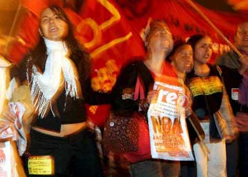 Σε ποσοστό-ρεκόρ 65% φθάνει η απόρριψη των Ολλανδών στο Ευρωσύνταγμα