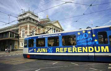 Σε θέση μάχης Ολλανδοί πολίτες και πολιτικοί εν όψει του δημοψηφίσματος της Τετάρτης