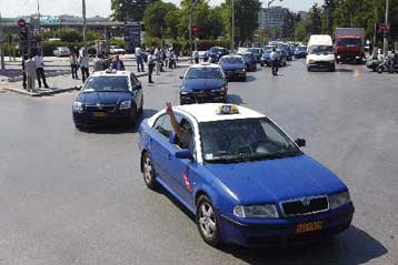 «Απαγορευμένη ζώνη» για τα ταξί οι λεωφορειολωρίδες, επανέλαβε ο Μ.Λιάπης