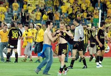 «Δεν αξίζει το σεβασμό μας» η απάντηση των παικτών του Αρη στον Χατζάρα